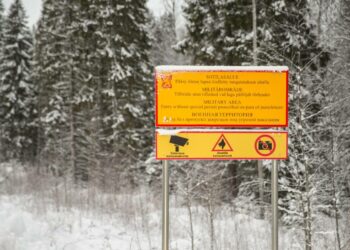 Sotilasalueesta ja kuvauskiellosta kertova kyltti Jyväskylän varuskunnan ulkopuolella Tikkakoskella Jyväskylässä. Helsingin Sanomien tietovuoto nosti tiedustelun viikon puheenaiheeksi.