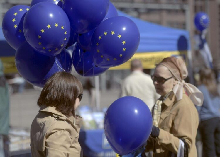 Sosiaali- ja terveysministeriön Eeva Raevaara pitää EU-rahoituksen ja hankkeiden merkitystä tasa-arvotyölle suurena.