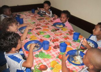 Brasilian kouluruokaohjelma edellyttää, että vähintään 30 prosenttia aterioista koostuu lähiseudun perheviljelmien tuotteista. Kuva kouluaterialta Itaboraísta, joka sijaitsee 45 kilometrin päässä Rio de Janeirosta.