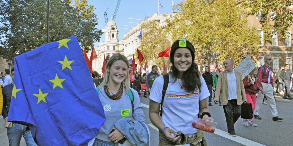 Carla Thompson ja Alice Salford olivat brexit-äänestyksen aikaan 16-vuotiaita. Nyt heistä tuntuu, että heidän tulevaisuutensa on päätetty heidän puolestaan.