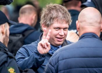 Äärioikeistolainen somepopulisti Rasmus Paludan tuli poliisisaattueessa häiritsemään vasemmiston vappujuhlaa Kööpenhaminassa.