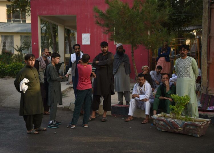 Maanantai-illan terrori-iskun uhrien omaiset odottivat Wazir Akbar Khanin sairaalan luona Kabulissa tietoja läheistensä tilasta.