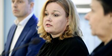 Perhe- ja peruspalveluministeri Krista Kiuru sosiaali- ja terveysministeriön sote-uudistusta koskevassa tiedotustilaisuudessa 17. tammikuuta.