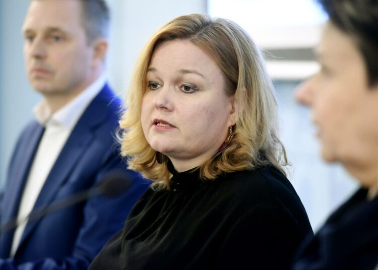 Perhe- ja peruspalveluministeri Krista Kiuru sosiaali- ja terveysministeriön sote-uudistusta koskevassa tiedotustilaisuudessa 17. tammikuuta.