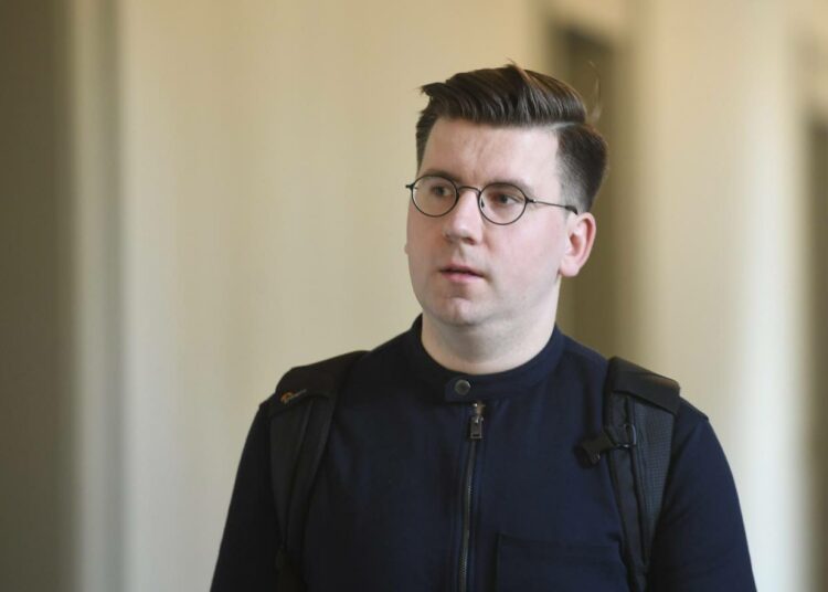 Kansanedustaja Sebastian Tynkkynen (ps.) arvioi, että tutkintapyynnön tekeminen hänen puheistaan rajoittaa hänen demokraattisia oikeuksiaan.