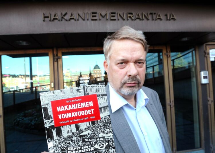 Risto Korhonen. Kuva on vuodelta 2011, nyt palkitun toimittajan ensimmäisen työmarkkinakirjan julkistamisesta.