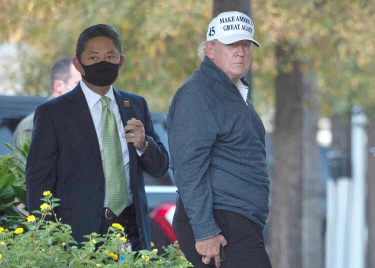 Donald Trump palaamassa lauantaina golfkentältä takaisin Valkoiseen taloon.