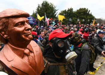 Valkoihoiset Donald Trumpin kannattajat onnistuivat tunkeutumaan Yhdysvaltain kongressiin.
