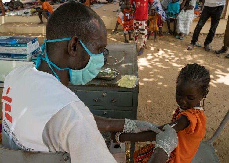 Lapsi sai tuhkarokkorokotten syyskuussa 2020 MSF:n ja Malin terveysministeriön järjestämässä rokotekampanjassa, jossa rokotettiin 60 000 lasta tuhkarokkoa vastaan ja kartoitettiin kaikkien mahdolliset koronaoireet.