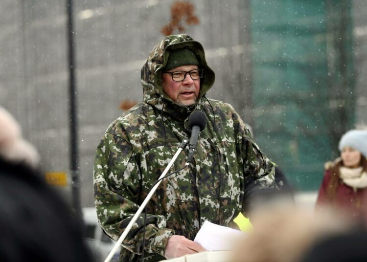 Ano Turtiainen puhui koronadenialistien mielenosoituksessa 20. maaliskuuta.