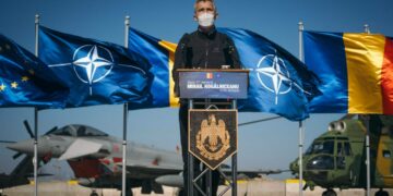 Naton pääsihteeri Jens Stoltenberg puhumassa romanialaisessa Mihail Kogalniceanun tukikohdassa pari viikkoa sitten.