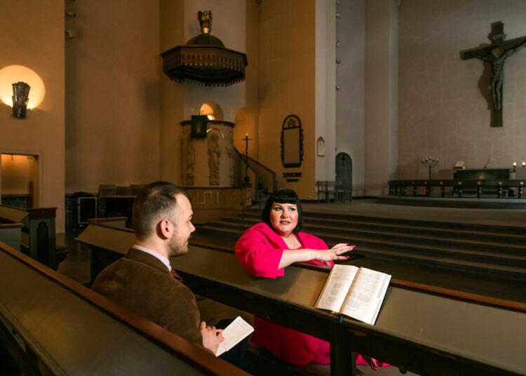 Toimittaja Toivo Haimi haastatteli Sosten pääekonomisti Anni Marttista Paavalinkirkossa Helsingissä.