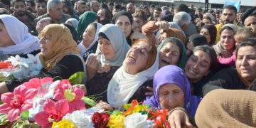 Syyrialaisia kurdinaisia Turkin ilmaiskujen kuolonuhrien hautajaisissa Derikissä Pohjois- ja Itä-Syyrian autonomisella alueella.
