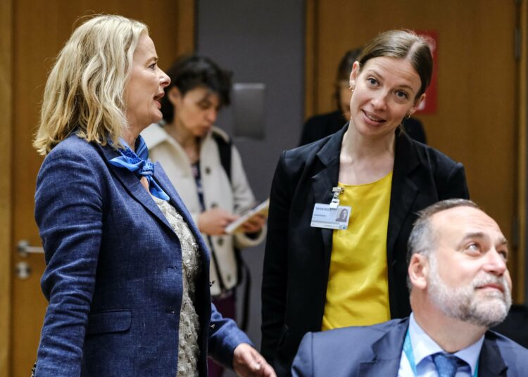 Opetusministeri Li Andersson Brysselissä EU-maiden opetusministerien kokouksessa. Vasemmalla Ruotsin kouluministeri Lotta Edholm.