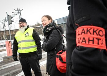 Pääluottamusmies Jape Lovén ja vasemmistoliiton puheenjohtaja, kansanedustaja Li Andersson Vuosaaren satamassa Helsingissä.