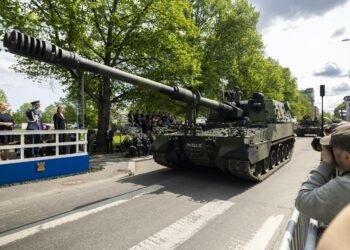 K9 Moukari -telahaupitsi Puolustusvoimain lippujuhlan päivän valtakunnallisen paraatin ohimarssilla Kuopiossa 4. kesäkuuta 2025.
