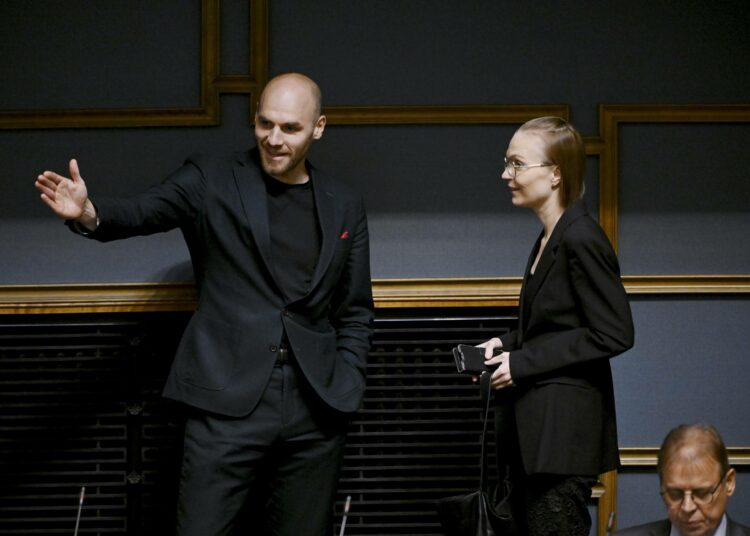 Kansanedustajat Timo Furuholm ja Minja Koskela antoivat tiistaina huutia potkulaille.