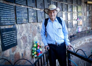 Maanviljelijä Benito Márquez El Mozoten kylässä sijaitsevan muistoseinän äärellä, jossa on osa joulukuussa 1981 El Mozotessa ja lähikylistä murhattujen ihmisten nimistä. Joukossa ovat myös hänen kaksi veljeään, Facundo ja Segundo Márquez.