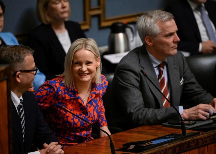 Pääministeri Petteri Orpo (kok.), valtiovarainministeri Riikka Purra (ps.) ja opetusministeri Anders Adlercreutz (r.).