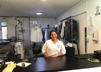 Ecuadorilainen Isabel työpaikallaan pesulassa ostoskeskuksessa La Reinan kunnassa Santiagon esivuoristoalueella. Isabelilla ei ole papereita, ja hän pelkää. Asiantuntijoiden mukaan pelkoa lietsotaan tietoisesti, ja pelko on jo todellista siirtolaisten keskuudessa.