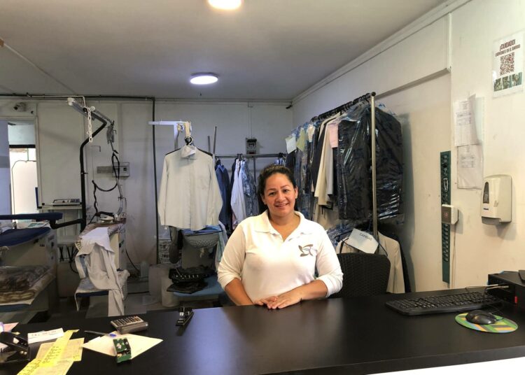 Ecuadorilainen Isabel työpaikallaan pesulassa ostoskeskuksessa La Reinan kunnassa Santiagon esivuoristoalueella. Isabelilla ei ole papereita, ja hän pelkää. Asiantuntijoiden mukaan pelkoa lietsotaan tietoisesti, ja pelko on jo todellista siirtolaisten keskuudessa.