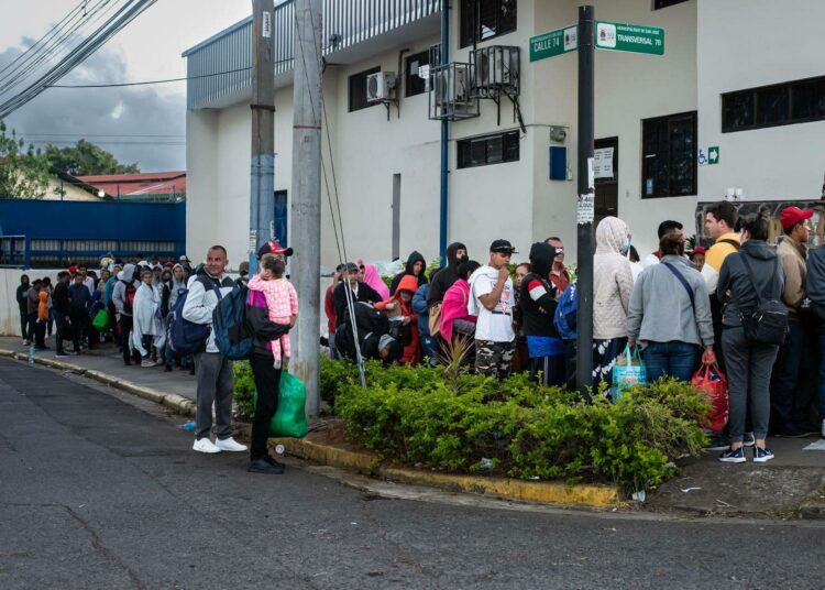 Siirtolaiset jonottavat Costa Rican maahanmuutto- ja ulkomaalaisviraston turvapaikkayksikön ulkopuolella San Joséssa.