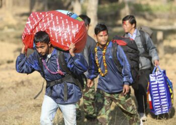 Demobilisoitavia entisiä maolaisten lapsisotilaita poistumassa leiriltä Nepalissa. Nepal on yksi Suomen kehitysavun kohdemaista.