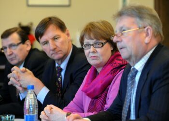 Oppositiopuolueiden edustajat Raimo Vistbacka (ps.), Jukka Gustafsson (sd.), Annika Lapintie (vas.) ja Bjarne Kallis (kd.) tuloerojen kasvua koskevan välikysymyksen tiedotustilaisuudessa Helsingissä helmikuun 12. päivänä.