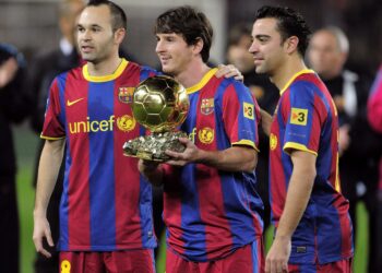 Ballon D’or- palkinnonsaaja Lionel Messi (kesk.) ja ehdokkaina olleet Xavi Hernandez (oik.) ja Andres Iniesta.