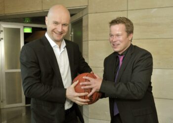 Viime kauden Korisliigan voittaneen Tampereen Pyrinnön valmentaja Pieti Poikola (oik.) hakee joukkueelleen kolmatta mestaruutta. Joensuun Katajan Jukka Toijala uskoo joukkueensa estävän Pietilän haaveen toteutumisen.