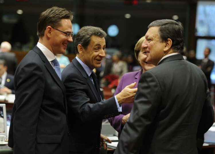 Pääministeri Jyrki Katainen edusti Suomea EU:n huippukokouksessa. Tauolla oli aikaa heittää huulta Ranskan presidentin Nicolas Sarkozyn, Saksan liittokanslerin Angela Merkelin ja komission puheenjohtajan Jose Manuel Barroson kanssa.