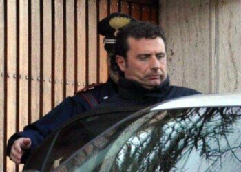 Poliisi viemässä kapteeni Francesco Schettinoa turman jälkeisenä päivänä.