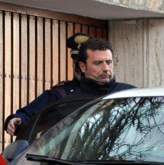 Poliisi viemässä kapteeni Francesco Schettinoa turman jälkeisenä päivänä.