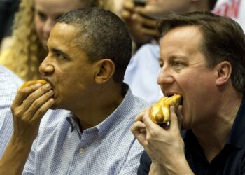 Britannian pääministeri David Cameron (oik.) seurasi koripallo-ottelua Yhdysvaltain presidentin Barack Obaman kanssa Ohion Daytonissa viime viikon tiistaina.