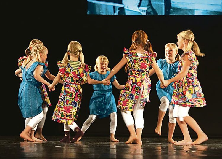 Parhaimmillaan urheilu on leikkiä. Kuvan tytöt esiintyivät Aleksanterin teatterissa 2009 Jyryn naisosaston 100-vuotisjuhlissa.