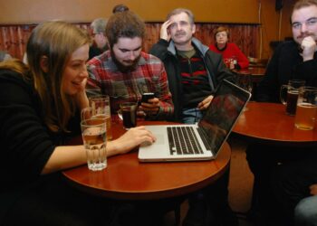 Li Andersson (vas.) seuraa äänivyörynsä nousua vaali-iltana Panimoravintola Koulussa.