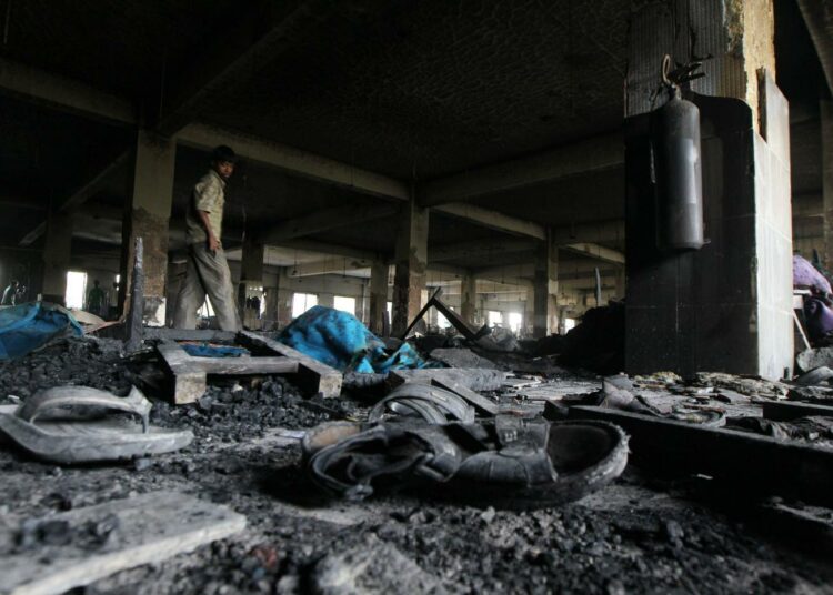 Bangladeshilaisen tekstiilitehtaan palossa kuoli viime lauantaina yli sata työntekijää. Ruotsalaisella H&M:llä on paljon toimintaa Bangladeshissa ja seuraavaksi teollisuusalan raamisopimuksesta neuvotellaan juuri sen kanssa.