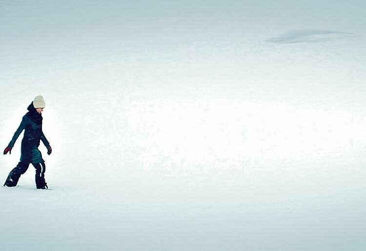 Virtuaalinen vapaus on ohjaaja Sonja Lindénin (kuvassa) omakohtainen tutkimusmatka kehittyvän teknologian vaikutuksiin ympärillämme ja itsessämme.