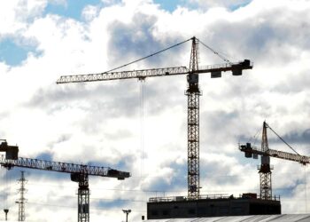 Nostureita Helsingin Kalasataman rakennustyömaalla.