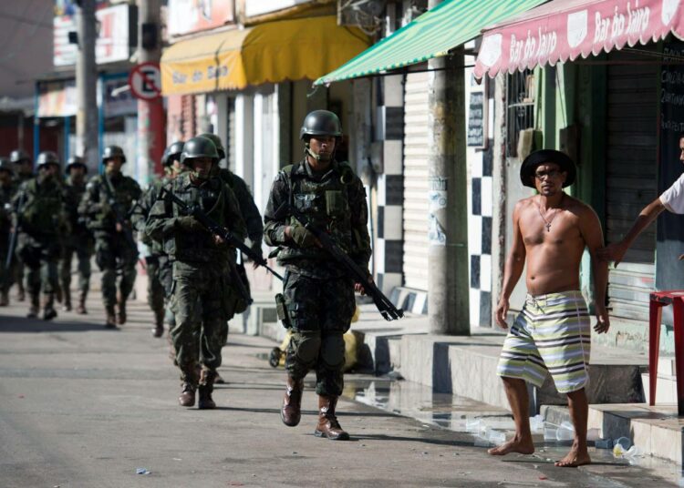Brasilialaisia sotilaita partioimassa Rio de Janeiron slummissa osana valmistautumista jalkapallon MM-kisojen turvallisuusoperaatioon. Brasilian sotilasmenot ovat Etelä-Amerikan kärkeä.