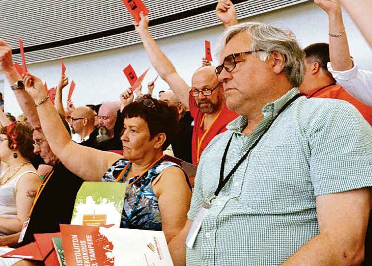 Siihen, minkälaista politiikkaa Vasemmisto harjoittaa, pääsee vaikuttamaan enemmän puo-lueen jäsenenä kuin äänestäjänä. Kuvassa äänestetään vasemmistoliiton puoluekokouksessa Tampereella vuonna 2013.