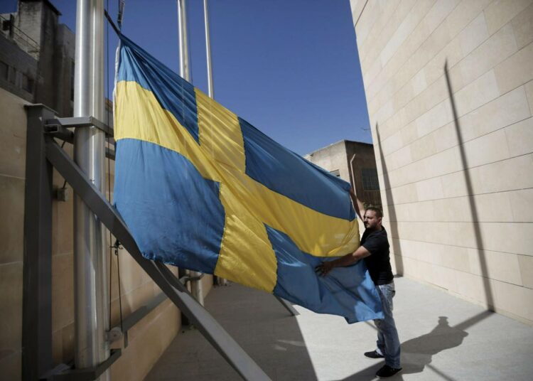 Lippua nostetaan salkoon Ruotsin konsulaatissa Jerusalemissa. Ruotsin lipusta on tullut suosittu palestiinalaisalueilla sen jälkeen kun Ruotsi ilmoitti tunnustavansa Palestiinan.