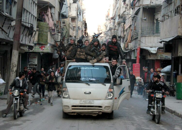 Kapinallisia kuvattuna helmikuussa Syyrian suurimmassa kaupungissa, maan pohjoisosassa sijaitsevassa Aleppossa.