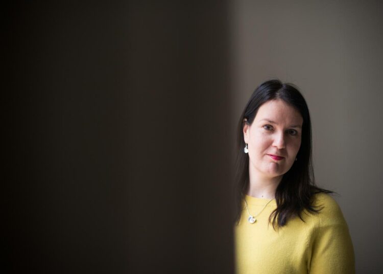 Sarita Friman-Korpelan mukaan entisten kommunistimaiden romaniväestön kurja asema on varsin rinnasteinen Suomen tilanteeseen ennen 1970-luvun muutoksia. Suomessa syrjintä kiellettiin lailla vasta vuonna 1971.