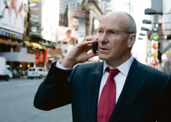 A. R. Sorkinin kirjaan Too Big To Fail perustuva elokuva kertoo Yhdysvaltojen vuoden 2008 finanssikriisin taustoista. Keskeisessä roolissa kriisin aikana oli valtiovarainministeri Henry Paulson, jota esittää William Hurt.