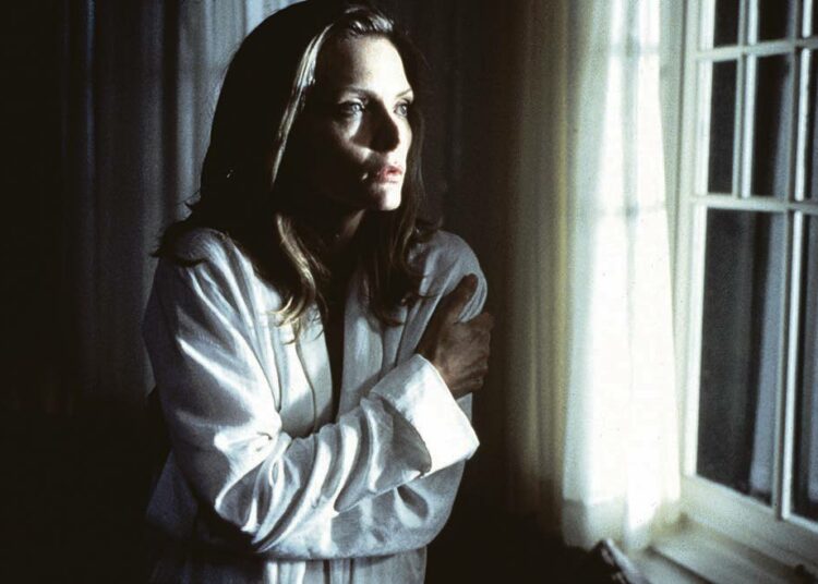 Salaisuus pinnan alla kertoo tiedemiehen vaimosta, jolle aaveet alkavat kummitella. Kuvassa Michelle Pfeiffer.
