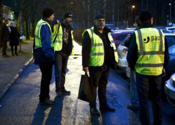 PAU:n lakkovahteja Helsingin Postikeskuksen pihalla torstaina.