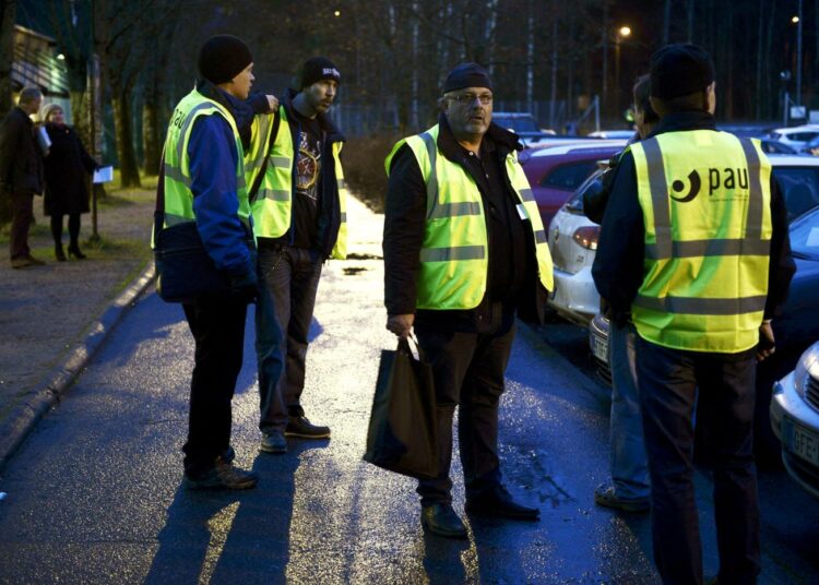 PAU:n lakkovahteja Helsingin Postikeskuksen pihalla torstaina.