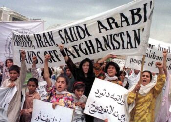 Afgaaninaiset osoittivat mieltä Taleban-sissejä vastaan Islamabadissa, Pakistanissa keväällä 1997.
