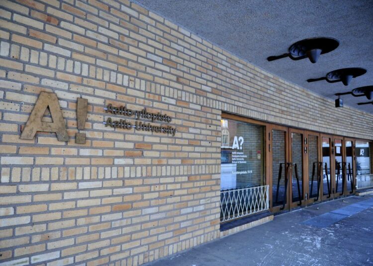 Aalto-yliopisto valmistautuu irtisanomaan. Kuva Aalto-yliopiston kauppakorkeakoulun päärakennuksesta.